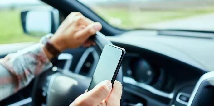 開(kāi)車使用手機(jī)1.jpeg